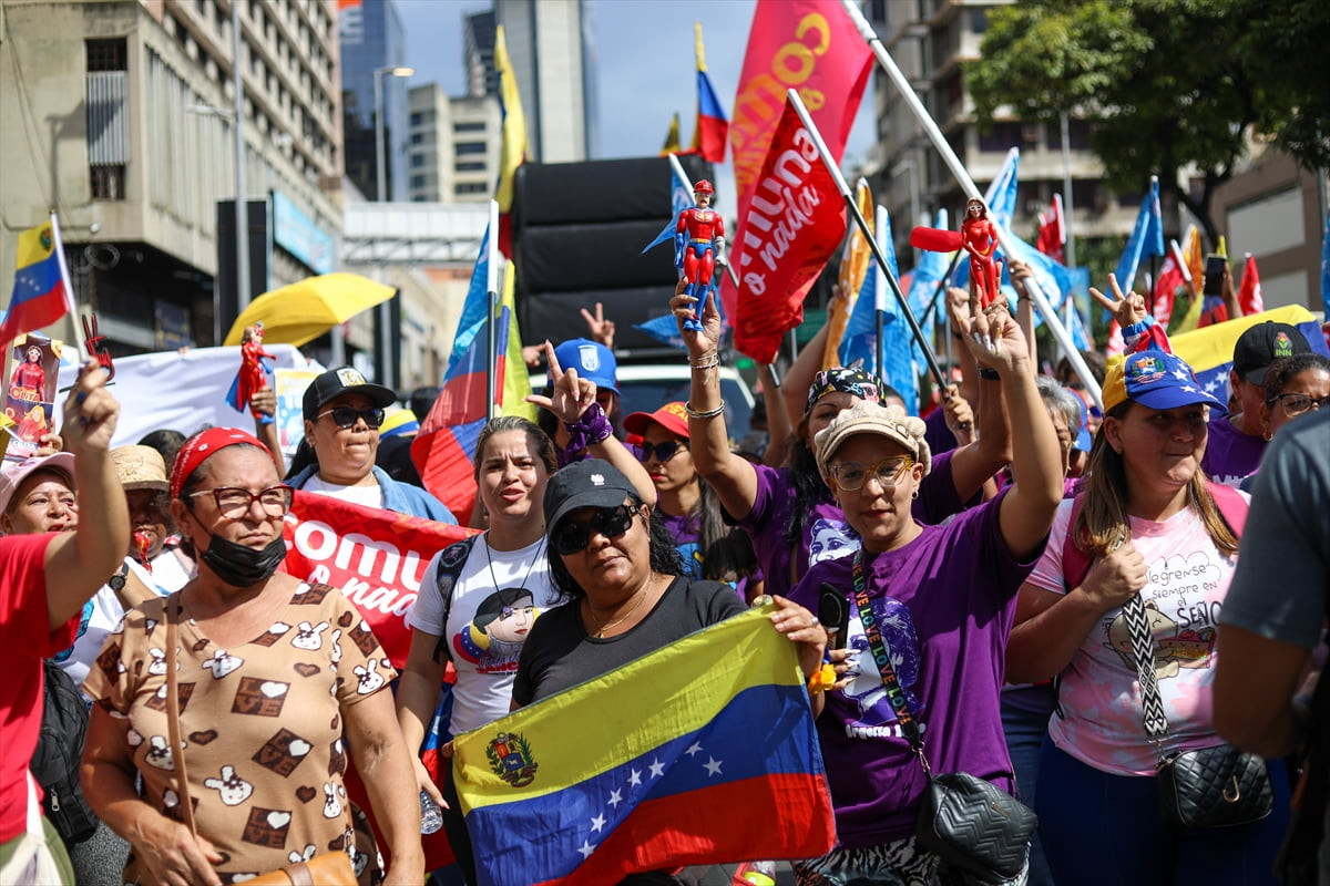 Venezuela'nın başkenti Caracas'ta binlerce kişi, ABD’nin askeri müdahaleyle alıkoyduğu Venezuela...