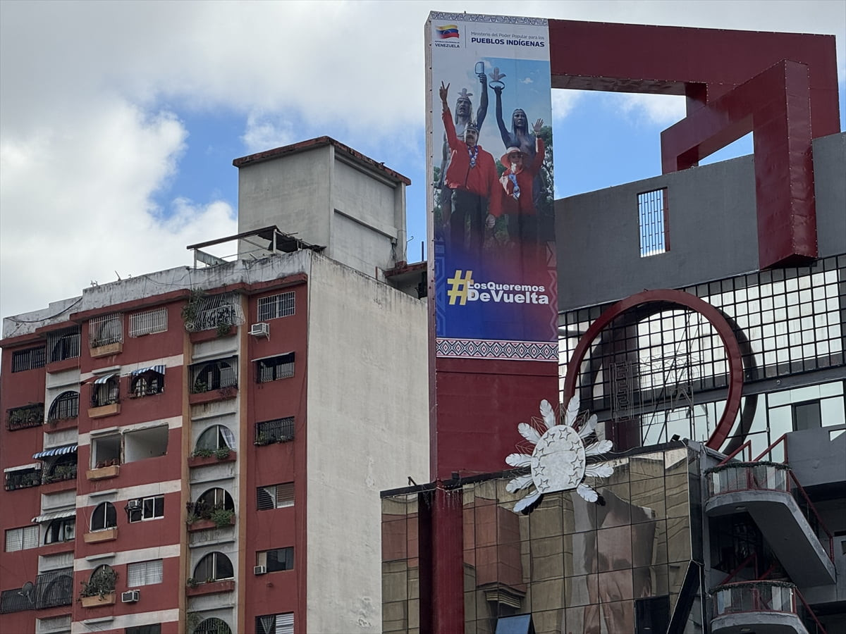 Venezuela'nın başkenti Caracas'ta cadde, sokak ve meydanlara asılan afişlerde, Devlet Başkanı...