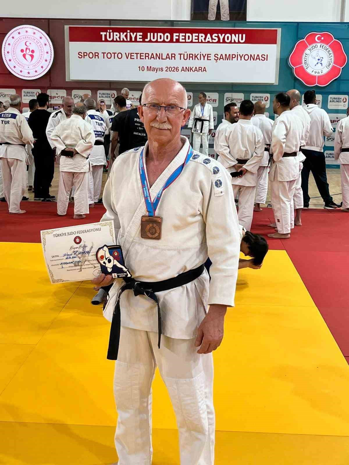 VETERANLAR TÜRKİYE JUDO ŞAMPİYONASI’NA KATILAN KAYSERİLİ SPORCULAR İKİ BRONZ MADALYA...