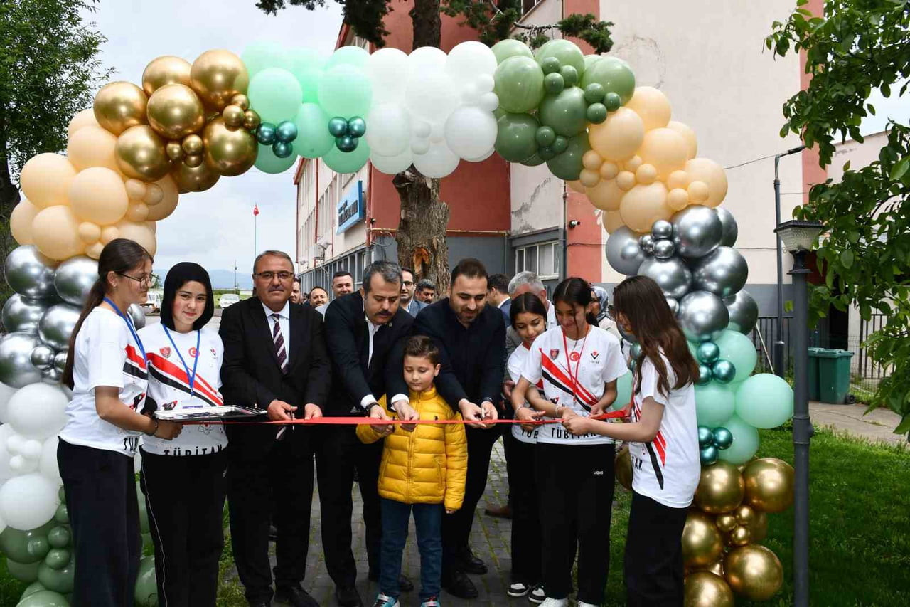 VEZİRKÖPRÜ YATILI BÖLGE ORTAOKULU’NDA BU YIL DÖRDÜNCÜSÜ DÜZENLENEN TÜBİTAK 4006 BİLİM FUARI, YOĞUN...