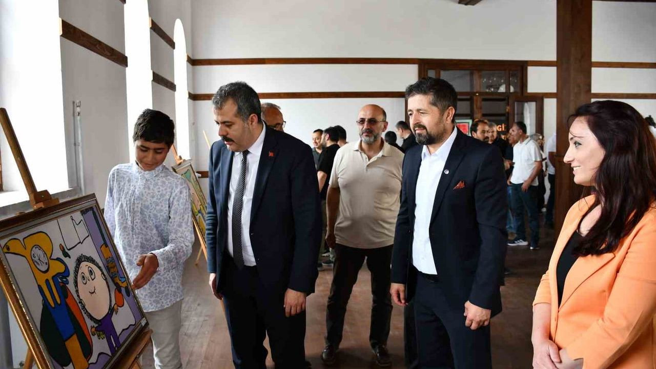 Vezirköprü'de yıl sonu karma resim sergisi açıldı