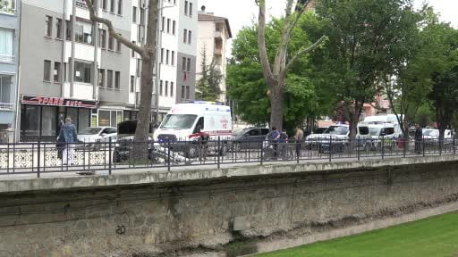 Virajı alamayan otomobil, kaldırımda ağaca çarptı