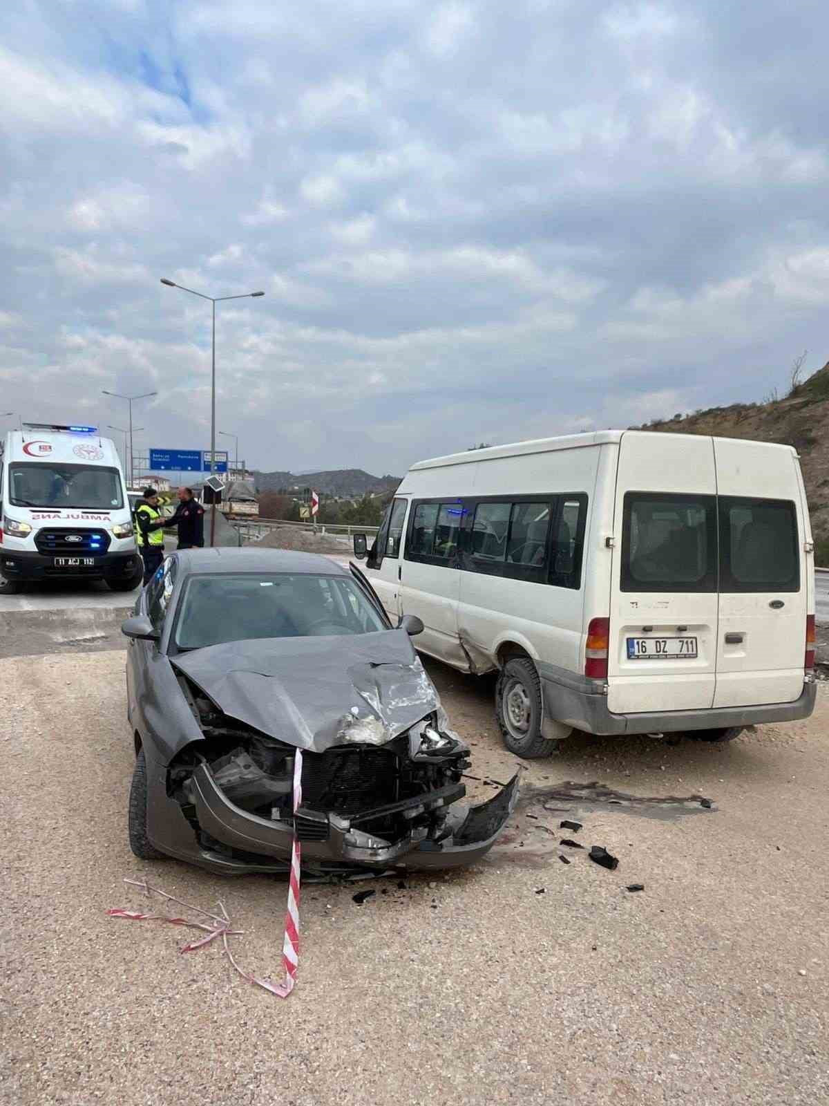 VİRAJI ALAMAYAN OTOMOBİL PARK HALİNDEKİ ARACA ÇARPTI: 3 YARALI