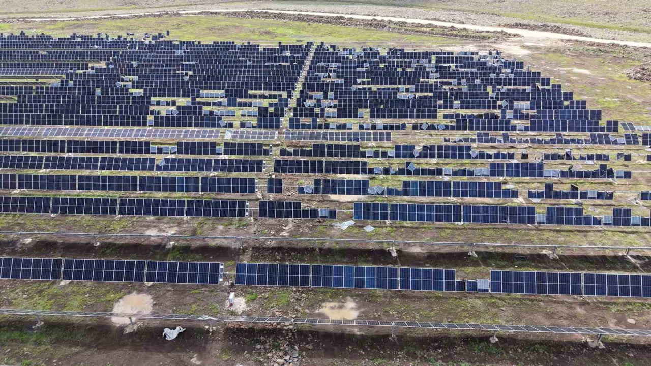 VİRANŞEHİR’DE HORTUM GÜNEŞ PANELLERİNİ KULLANILAMAZ HALE GETİRDİ