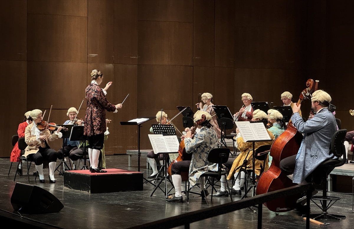 Viyana Mozart Orkestrası "Yeni Yıl Konseri" ile Atatürk Kültür Merkezi'nde (AKM) müzikseverlerle...