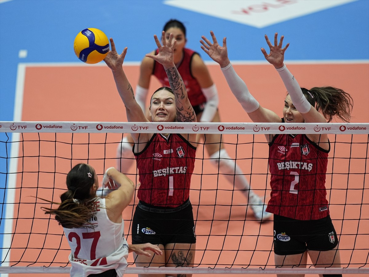 Vodafone Sultanlar Ligi 6. haftasında Aras Kargo ile Beşiktaş İzmir'deki Atatürk Voleybol Vestel...