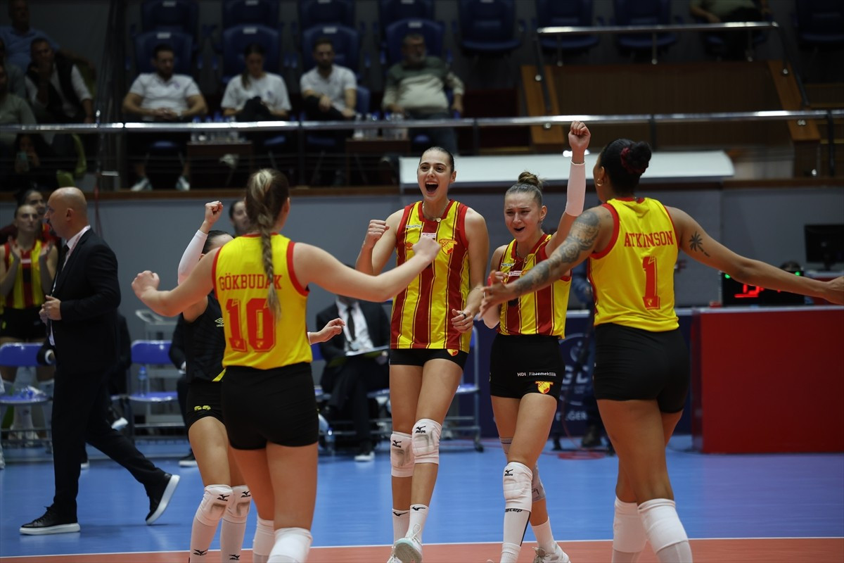 Vodafone Sultanlar Ligi 7. haftasında Göztepe ile Zeren Spor İzmir'deki Atatürk Voleybol Vestel...