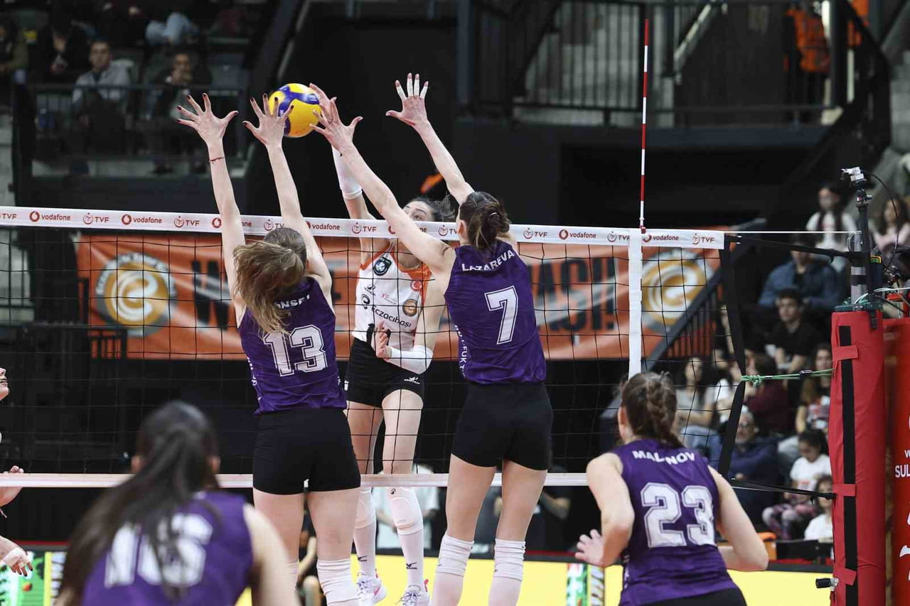 VODAFONE SULTANLAR LİGİ PLAY-OFF 3-4 ETABI İLK MAÇINDA ECZACIBAŞI DYNAVİT, SAHASINDA ZEREN SPOR'U...