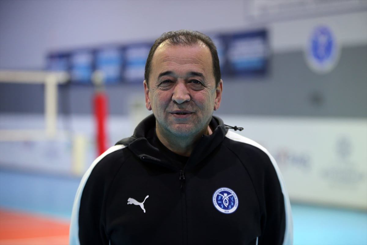 Vodafone Sultanlar Ligi takımlarından Aydın Büyükşehir Belediyespor'un başantrenörü Mehmet...