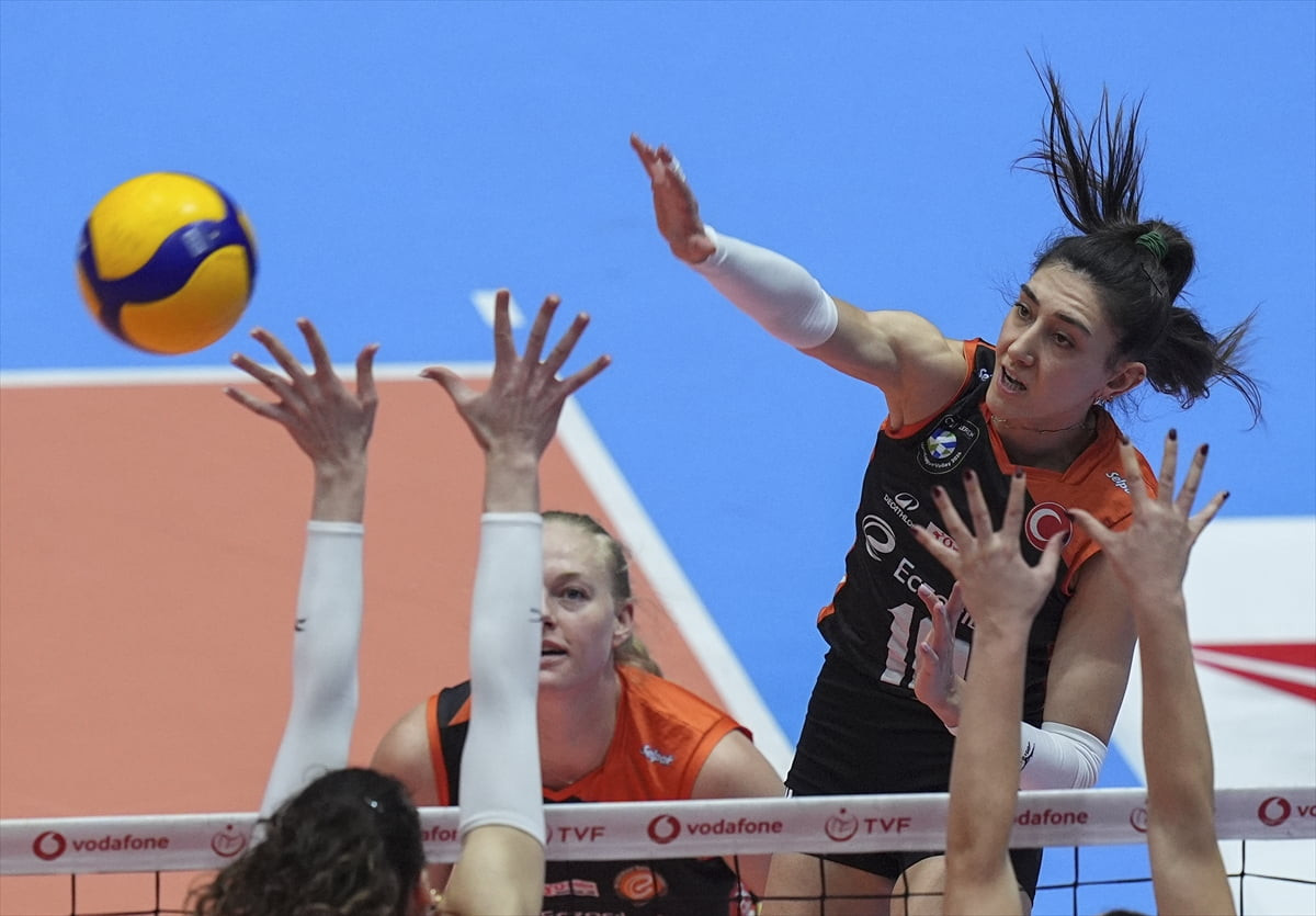 Vodafone Sultanlar Ligi'nin 20. haftasında Aras Kargo ile Eczacıbaşı Dynavit, TVF Atatürk Voleybol...