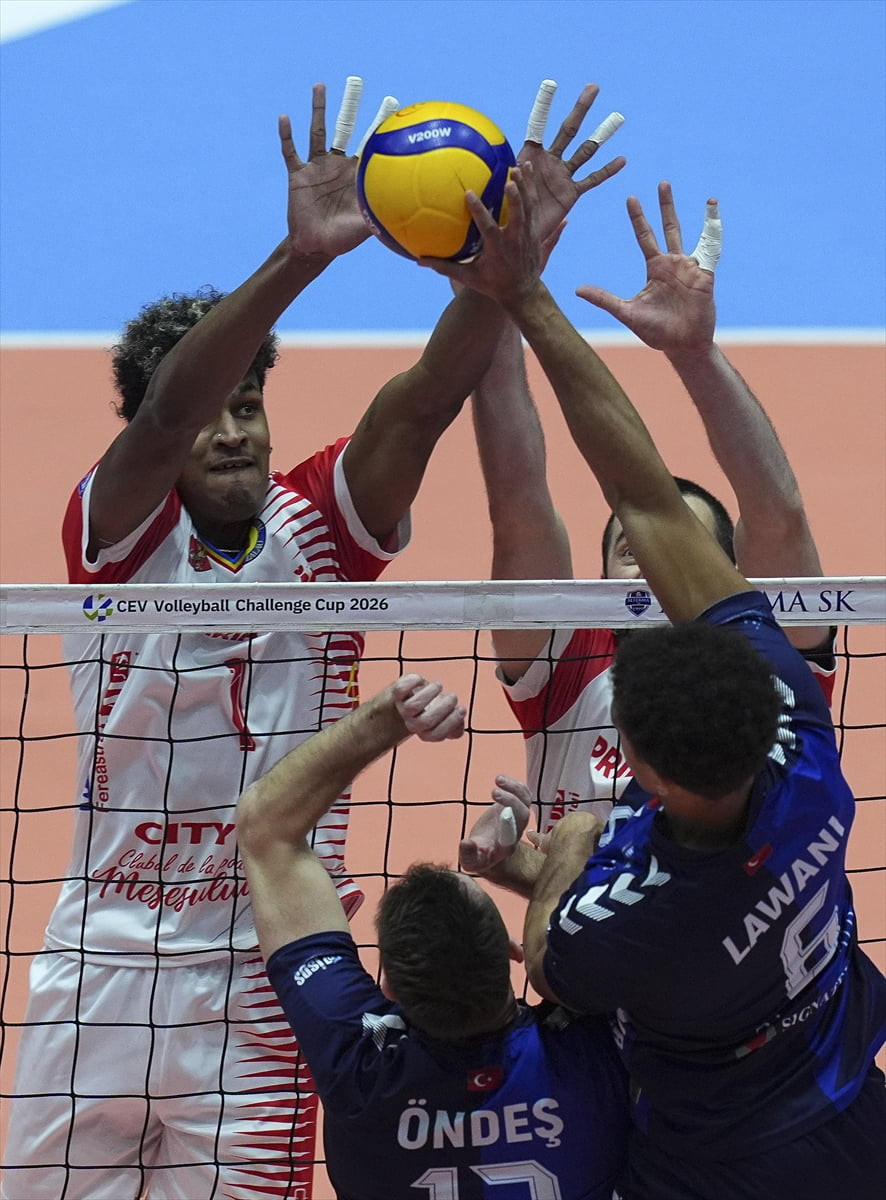 Voleybol CEV Erkekler Challenge Kupası çeyrek final ikinci maçında Altekma, Romanya'nın SCM Zalau...