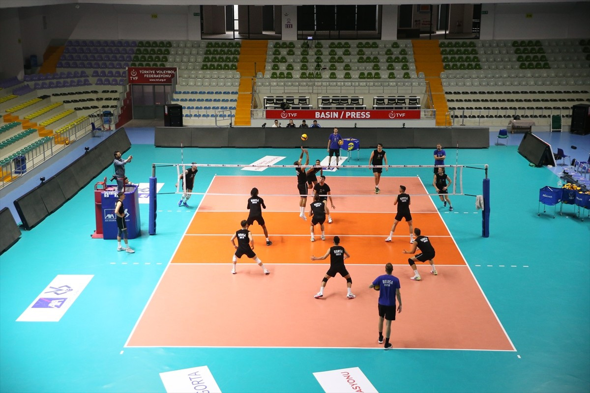 Voleybol SMS Grup Efeler Ligi ekiplerinden Bursa Büyükşehir Belediyespor, Erkekler AXA Sigorta...