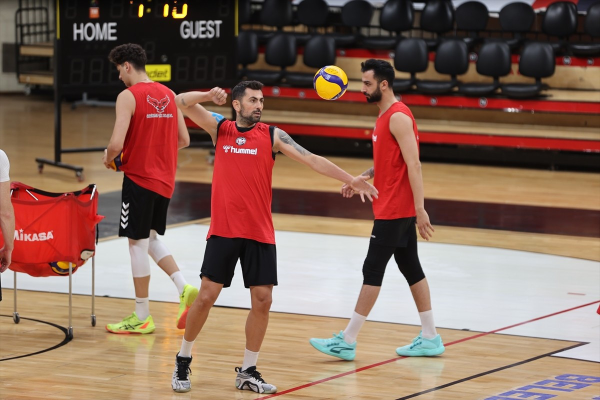 Voleybol SMS Grup Efeler Ligi ekiplerinden Gaziantep Gençlikspor, ilk kez mücadele ettiği ligde...