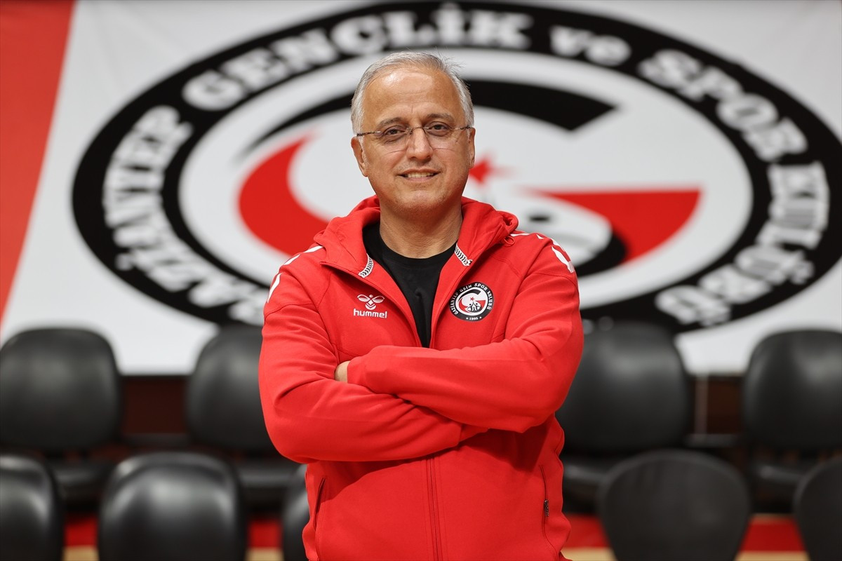 Voleybol SMS Grup Efeler Ligi ekiplerinden Gaziantep Gençlikspor, ligin 3. haftasında 16 Kasım...