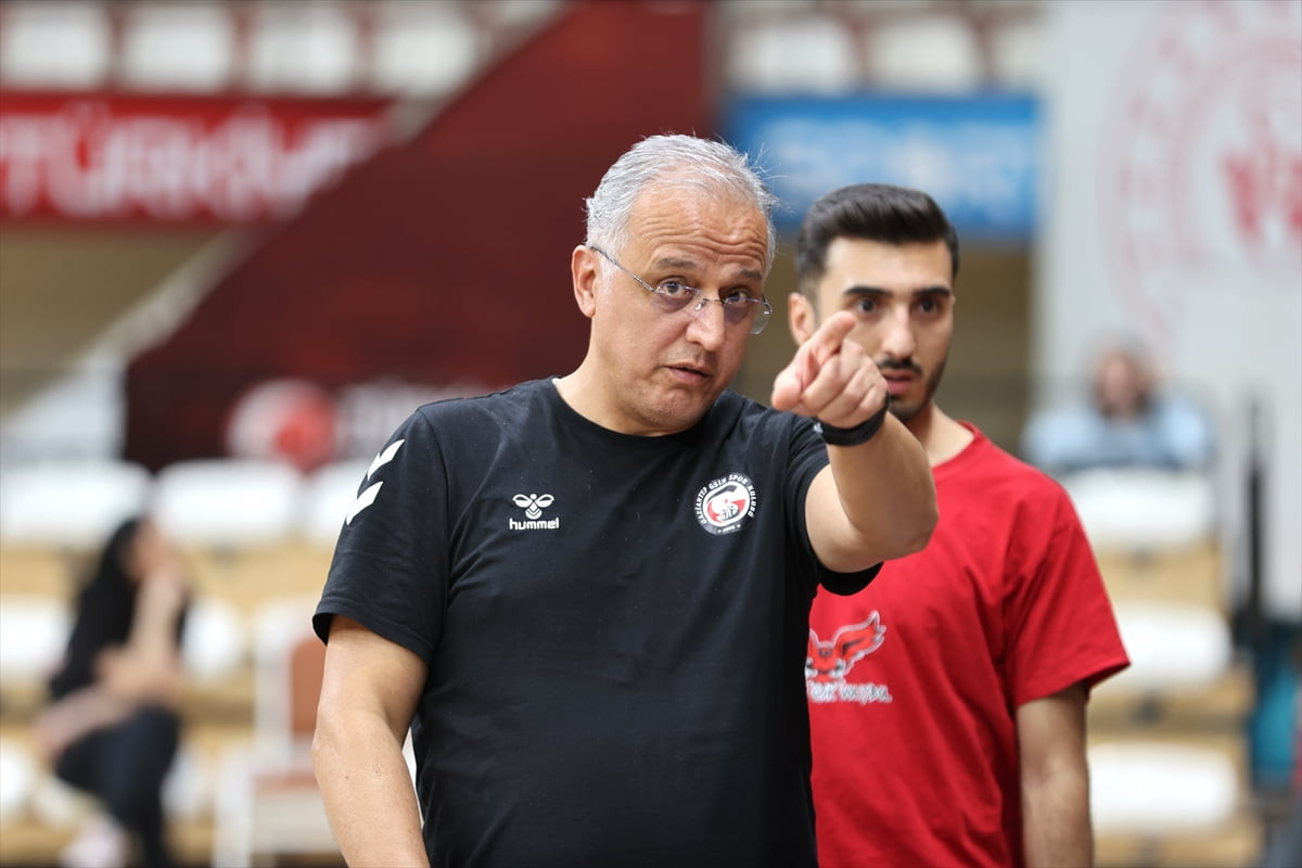 Voleybol SMS Grup Efeler Ligi'nde son 3 maçını kazanan Gaziantep Gençlikspor, lige tutunmak...