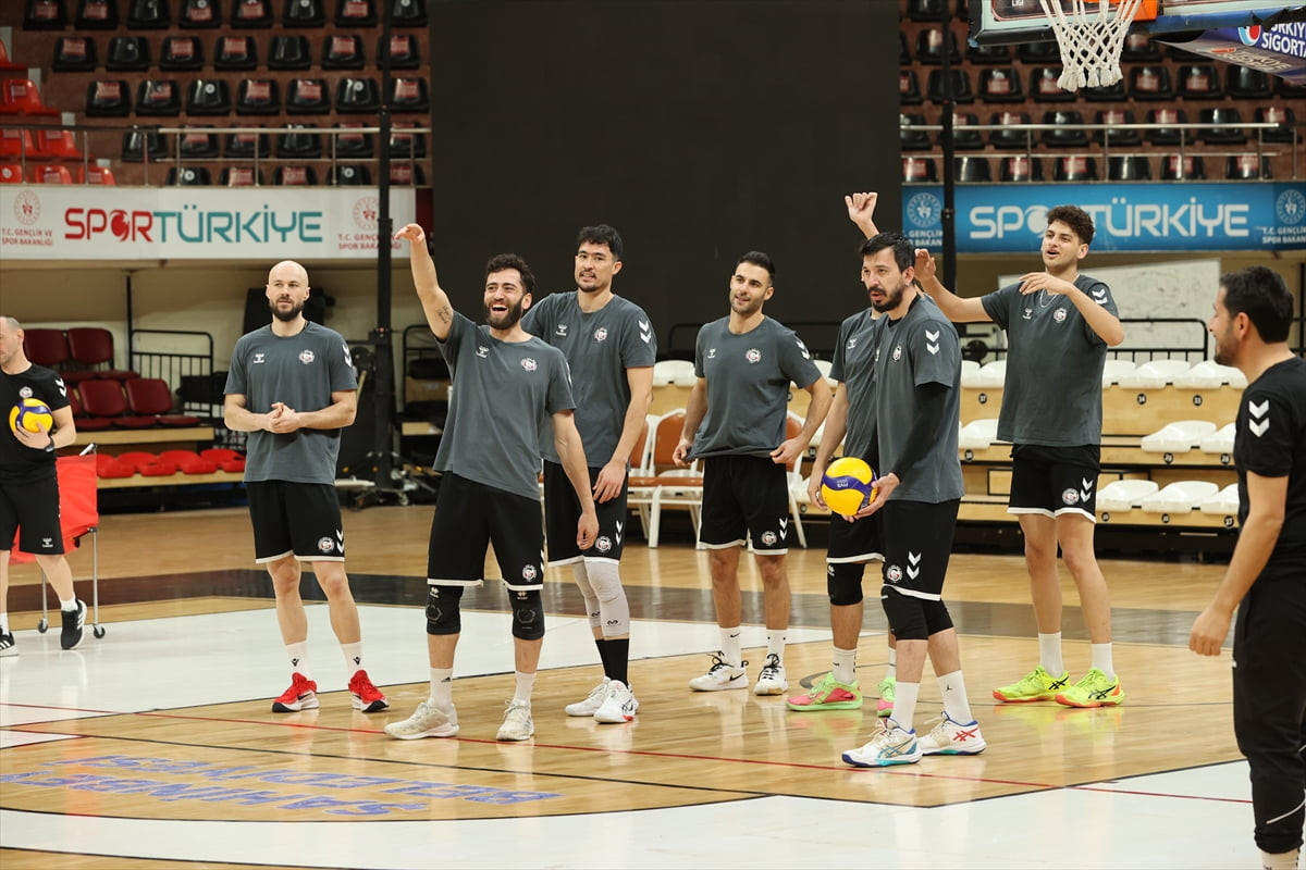 Voleybol SMS Grup Efeler Ligi'nde tarihinde ilk kez mücadele eden ve kalmayı garantileyen...