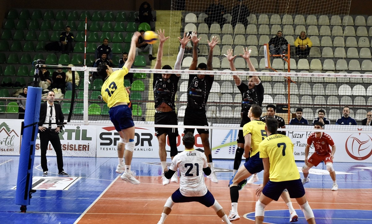 Voleybol SMS Grup Efeler Ligi'nin 11. haftasında Kuşgöz İzmir Vinç Akkuş Belediyespor, Fenerbahçe...