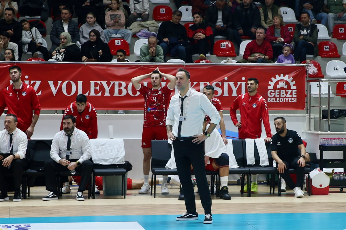 Voleybol SMS Grup Efeler Ligi'nin 12. haftasında Gebze Belediyespor ile Kuşgöz İzmir Vinç Akkuş...