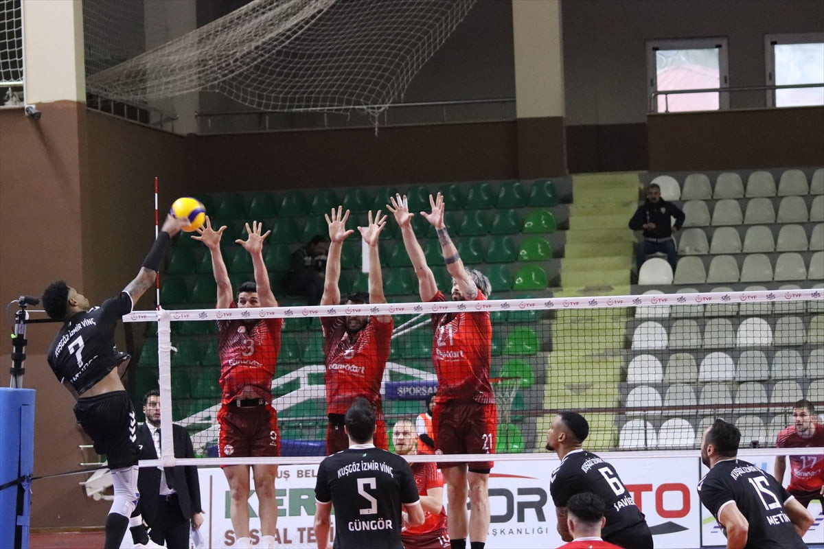 Voleybol SMS Grup Efeler Ligi'nin 13. haftasında Kuşgöz İzmir Vinç Akkuş Belediyespor, Ziraat...