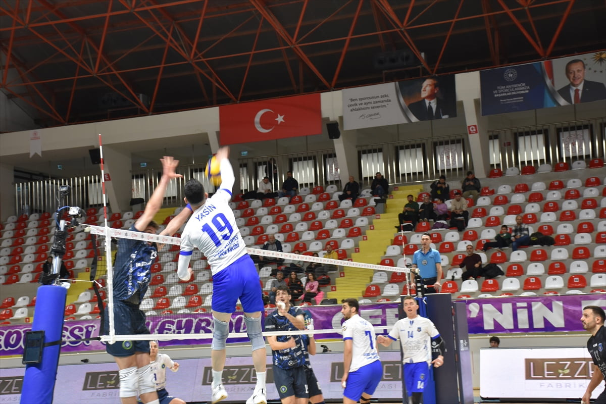 Voleybol SMS Grup Efeler Ligi'nin 14. haftasında Gebze Belediyespor, sahasında Bursa Büyükşehir...