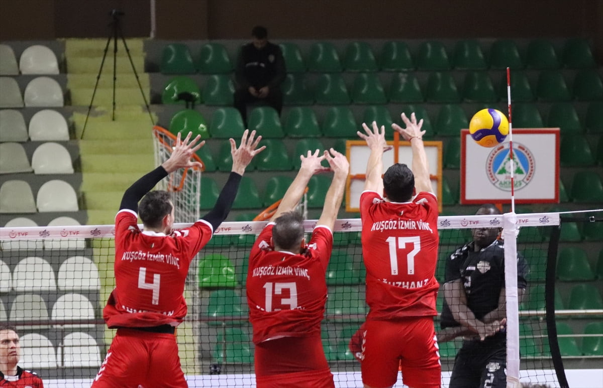 Voleybol SMS Grup Efeler Ligi'nin 14. haftasında Kuşgöz İzmir Vinç Akkuş Belediyespor ile Spor...