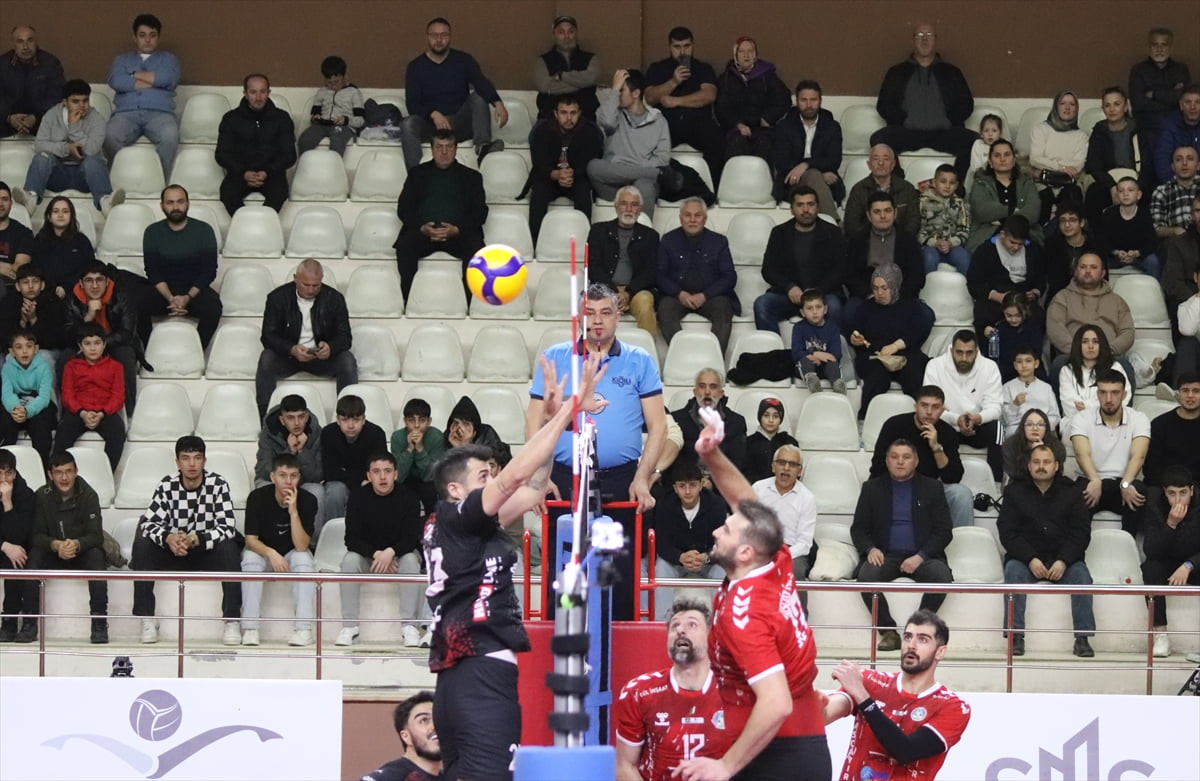 Voleybol SMS Grup Efeler Ligi'nin 16. haftasında İstanbul Gençlikspor, deplasmanda Kuşgöz İzmir...