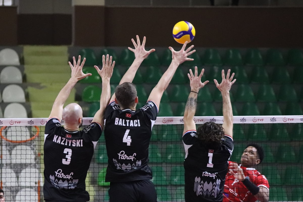  Voleybol SMS Grup Efeler Ligi'nin 20. haftasında Halkbank, deplasmanda Kuşgöz İzmir Vinç Akkuş...