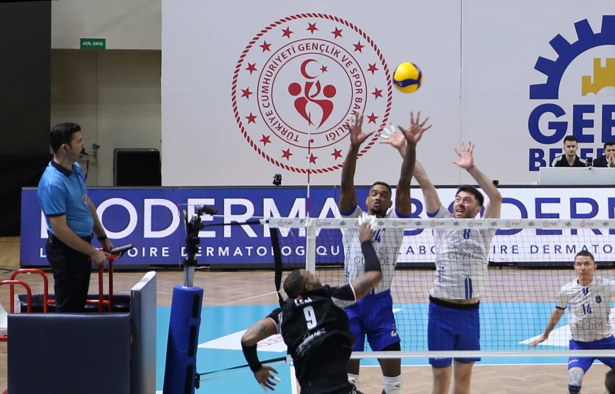 Voleybol SMS Grup Efeler Ligi'nin 22. haftasında Halkbank, deplasmanda Gebze Belediyespor ile...