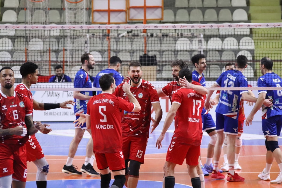 Voleybol SMS Grup Efeler Ligi'nin 22. haftasında Kuşgöz İzmir Vinç Akkuş Belediyespor, İstanbul...
