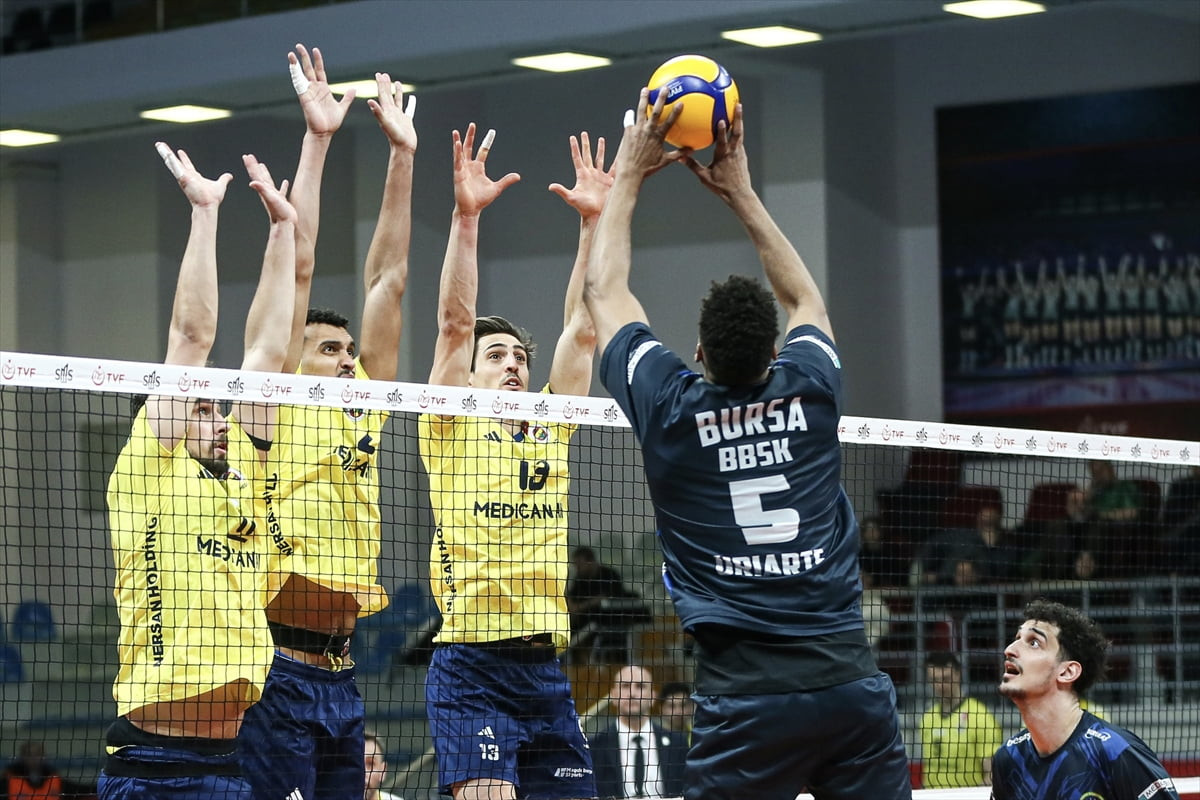 Voleybol SMS Grup Efeler Ligi'nin 25. haftasında, Bursa Büyükşehir Belediyespor ile Fenerbahçe...