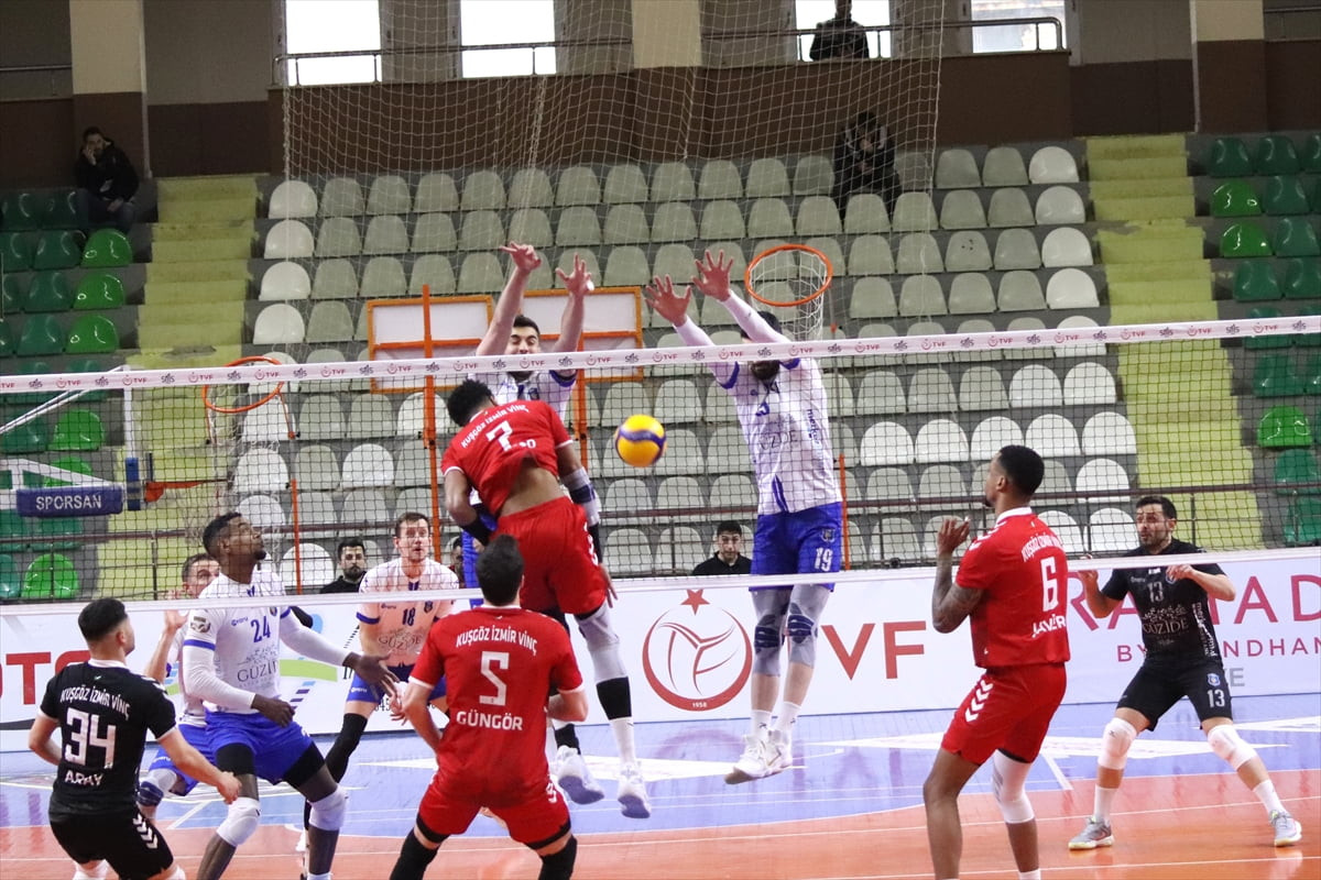 Voleybol SMS Grup Efeler Ligi'nin 25. haftasında Kuşgöz İzmir Vinç Akkuş Belediyespor, sahasında...