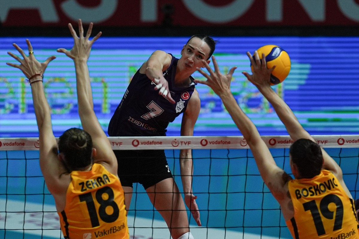 Voleybol Vodafone Sultanlar Ligi ilk hafta maçında Zeren Spor ile VakıfBank takımları, TVF Ziraat...