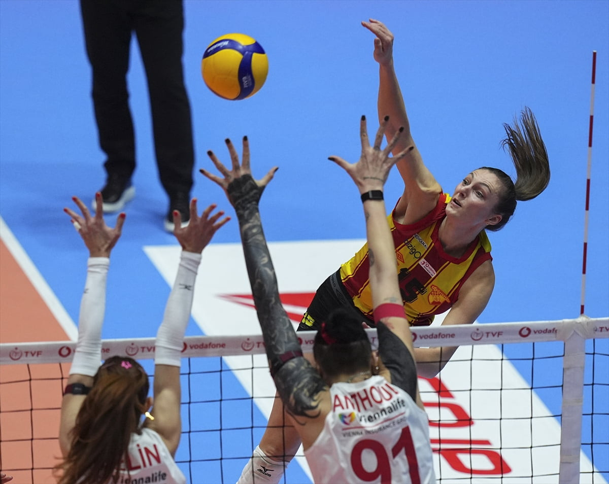 Voleybol Vodafone Sultanlar Ligi'nin 16. haftasında Aras Kargo ile Göztepe, TVF Atatürk Voleybol...