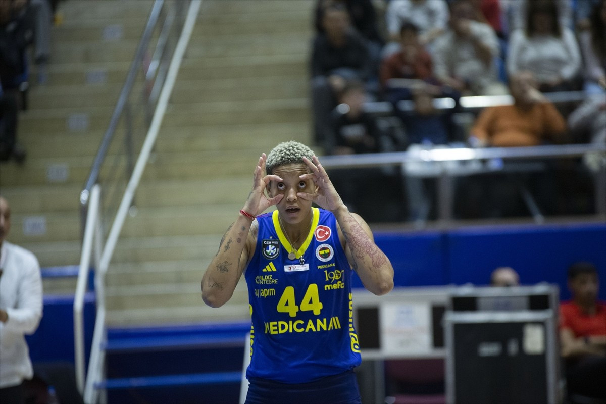 Voleybol Vodafone Sultanlar Ligi'nin 7. haftasında Aydın Büyükşehir Belediyespor ve Fenerbahçe...