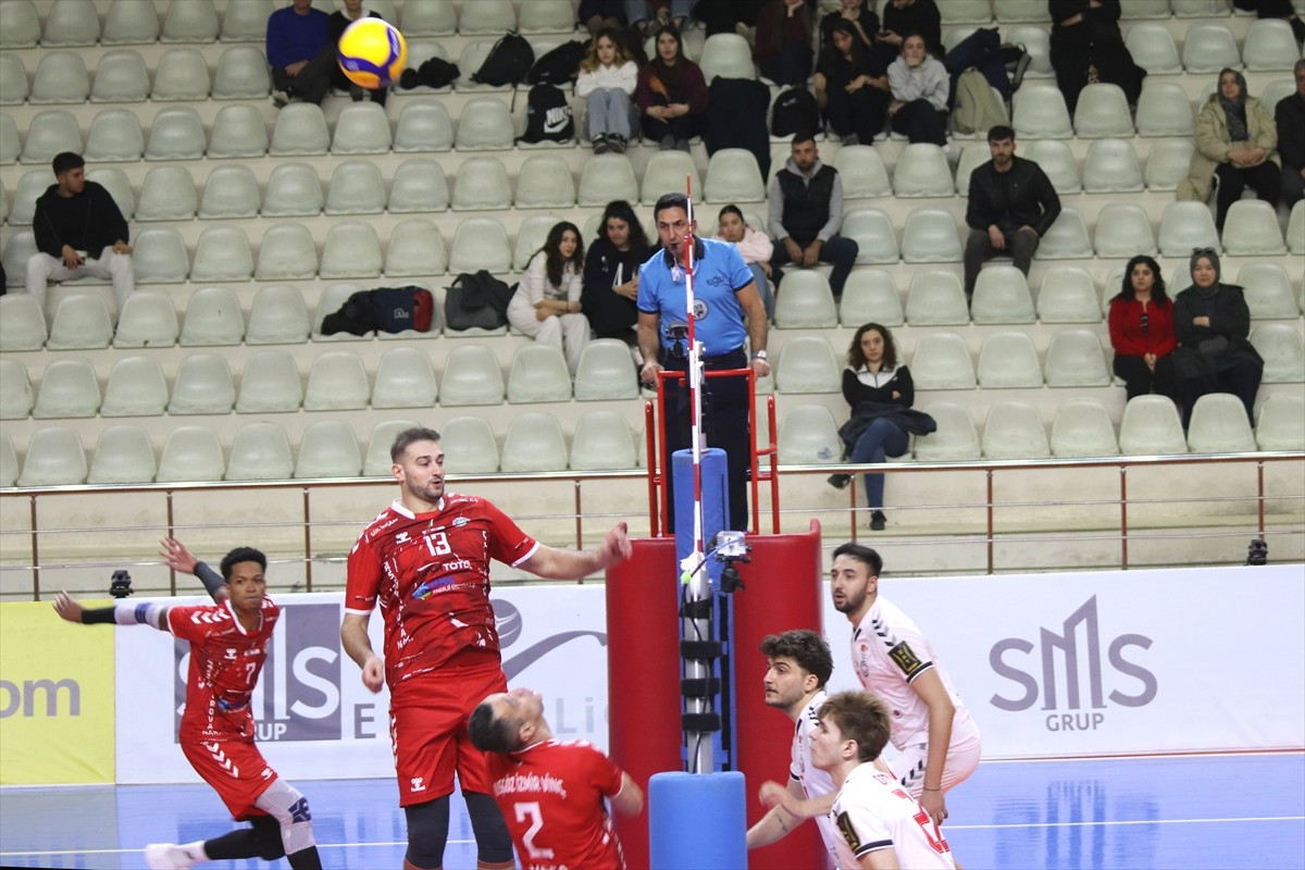 Voleybolda SMS Grup Efeler Ligi'nin 8. haftasında Kuşgöz İzmir Vinç Akkuş Belediyespor, sahasında...