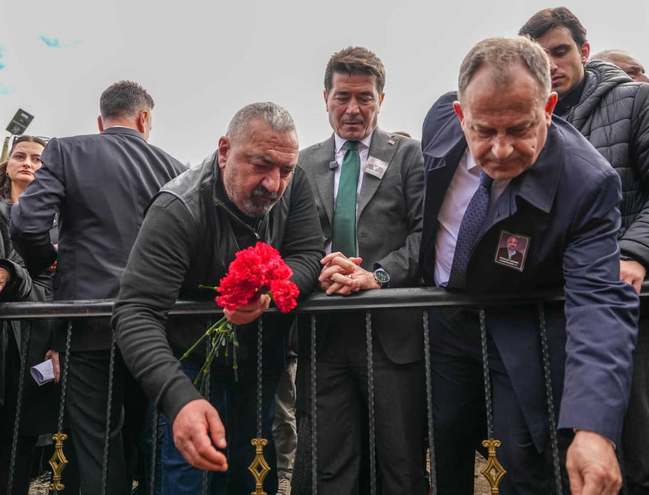 VOLKAN KONAK, ÖLÜMÜNÜN 1. YILDÖNÜMÜNDE MEZARI BAŞINDA ANILDI.