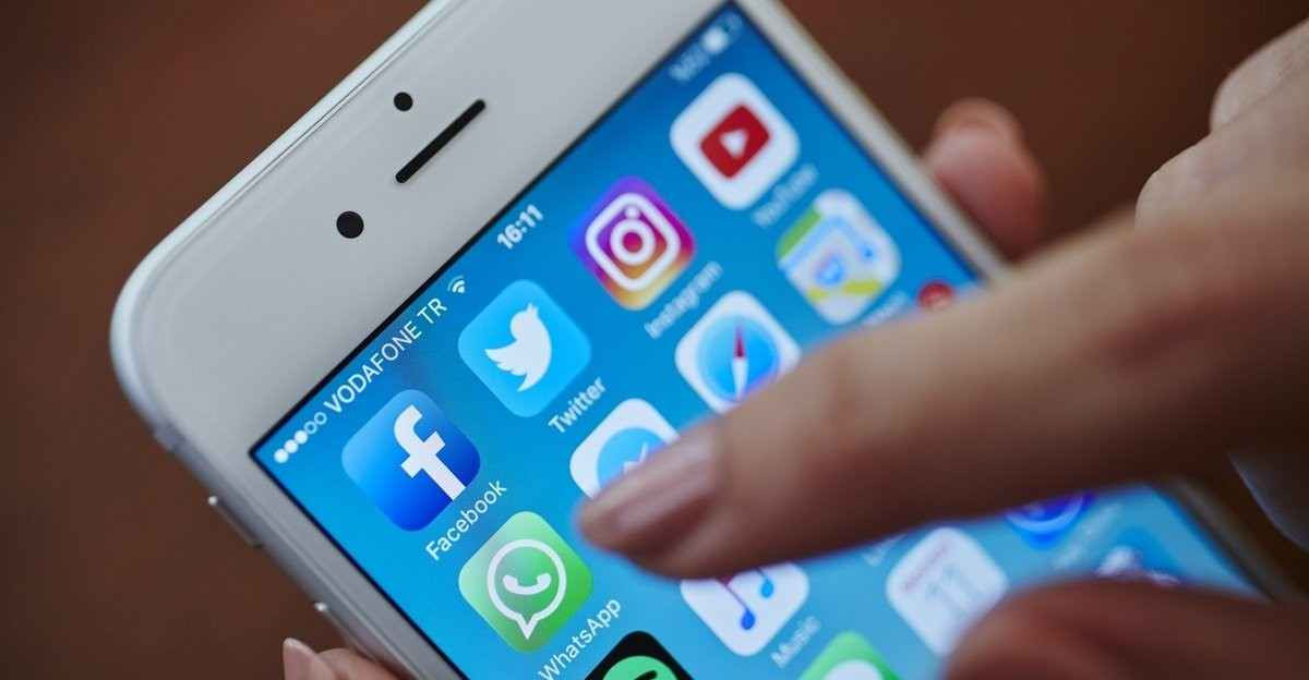 WhatsApp kapalıyken çevrimiçi olarak takılı kalabilir mi