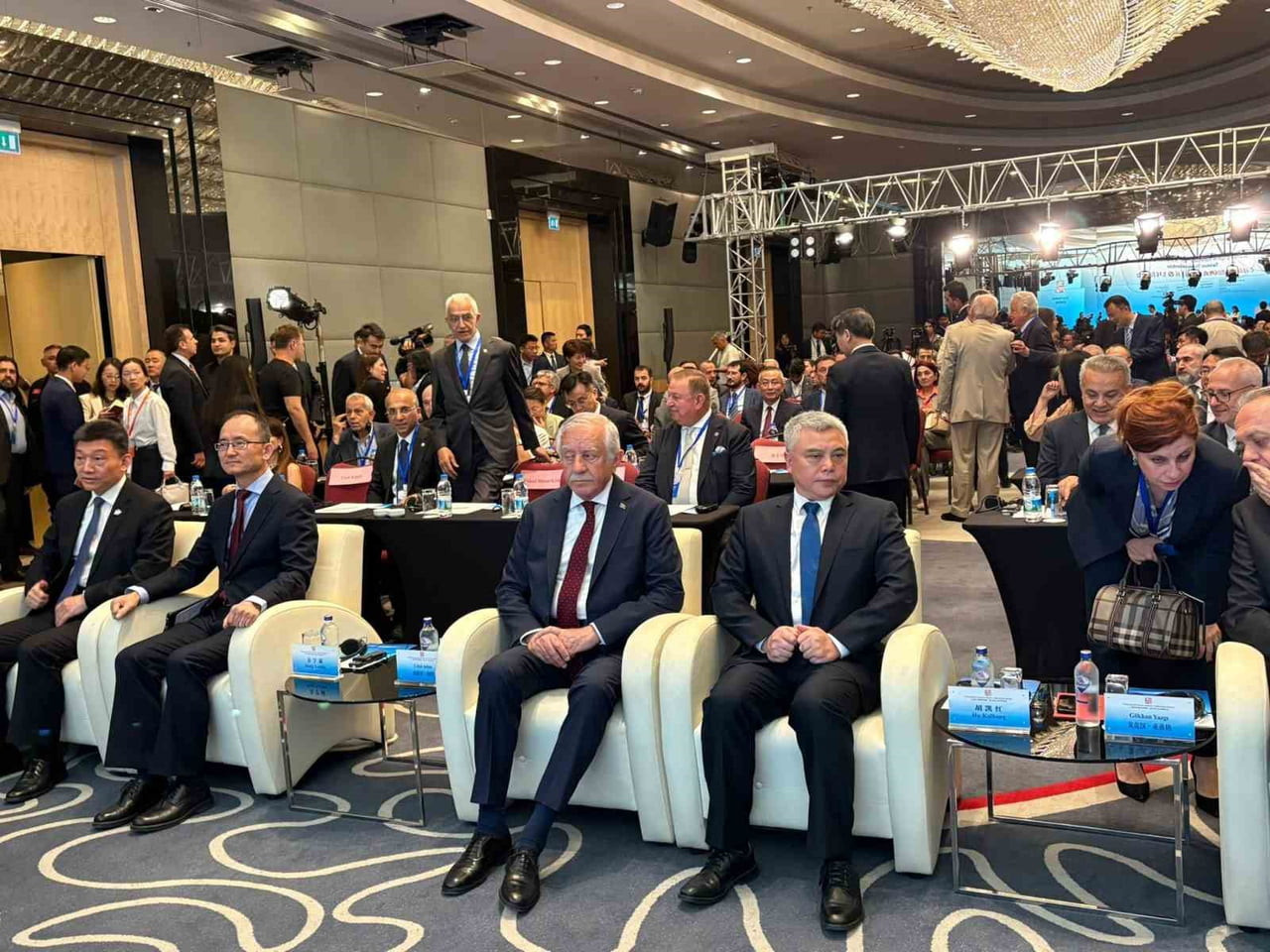 ‘Xİ JİNPİNG: ÇİN’İN YÖNETİMİ’ KİTABININ 5. CİLDİ ÇİN HALK CUMHURİYETİ ANKARA BÜYÜKELÇİLİĞİ EV...