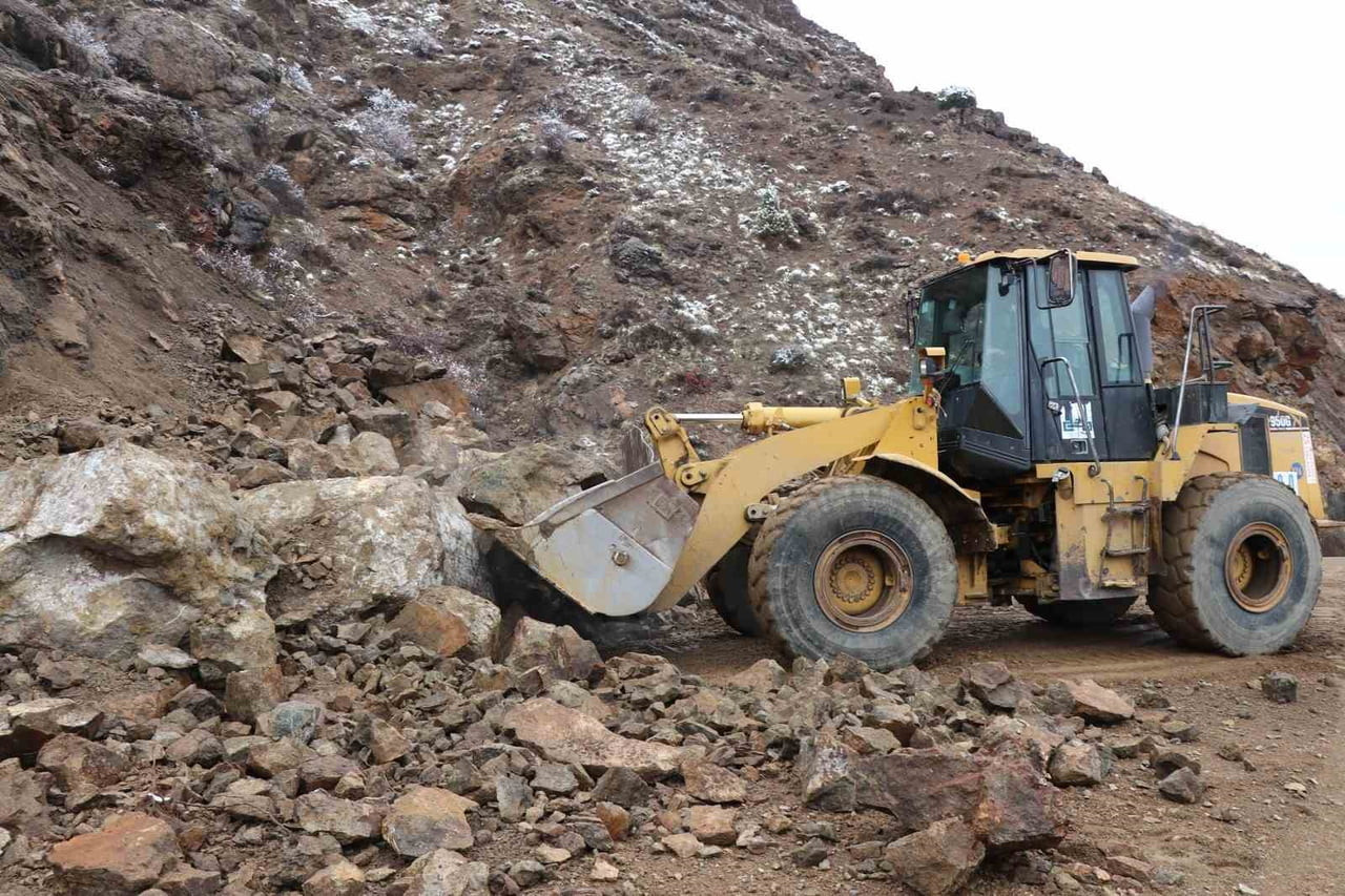 YAĞIŞ SONRASI KEMERKAYA MAHALLESİ İLE SÜTKANS MAHALLESİ YOLUNDA HEYELAN MEYDANA GELDİ.