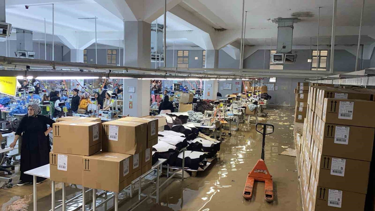 YAĞIŞ SONRASI SU BASAN TEKSTİL FABRİKASI GÖLE DÖNDÜ.