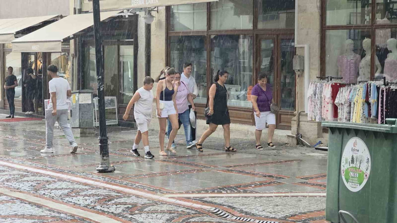 YAĞIŞA HAZIRLIKSIZ YAKALANAN VATANDAŞLAR, CADDE VE SOKAKLARDA İŞ YERLERİNİN TENTELERİ ALTINA...