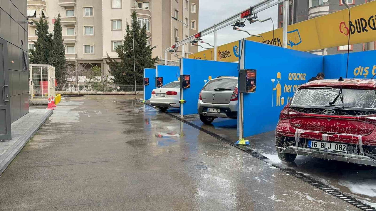 YAĞIŞIN ARDINDAN PARK HALİNDEKİ ARAÇLARIN ÜZERİ ÇAMURLA KAPLANIRKEN, VATANDAŞLAR GÜNE ARAÇ...