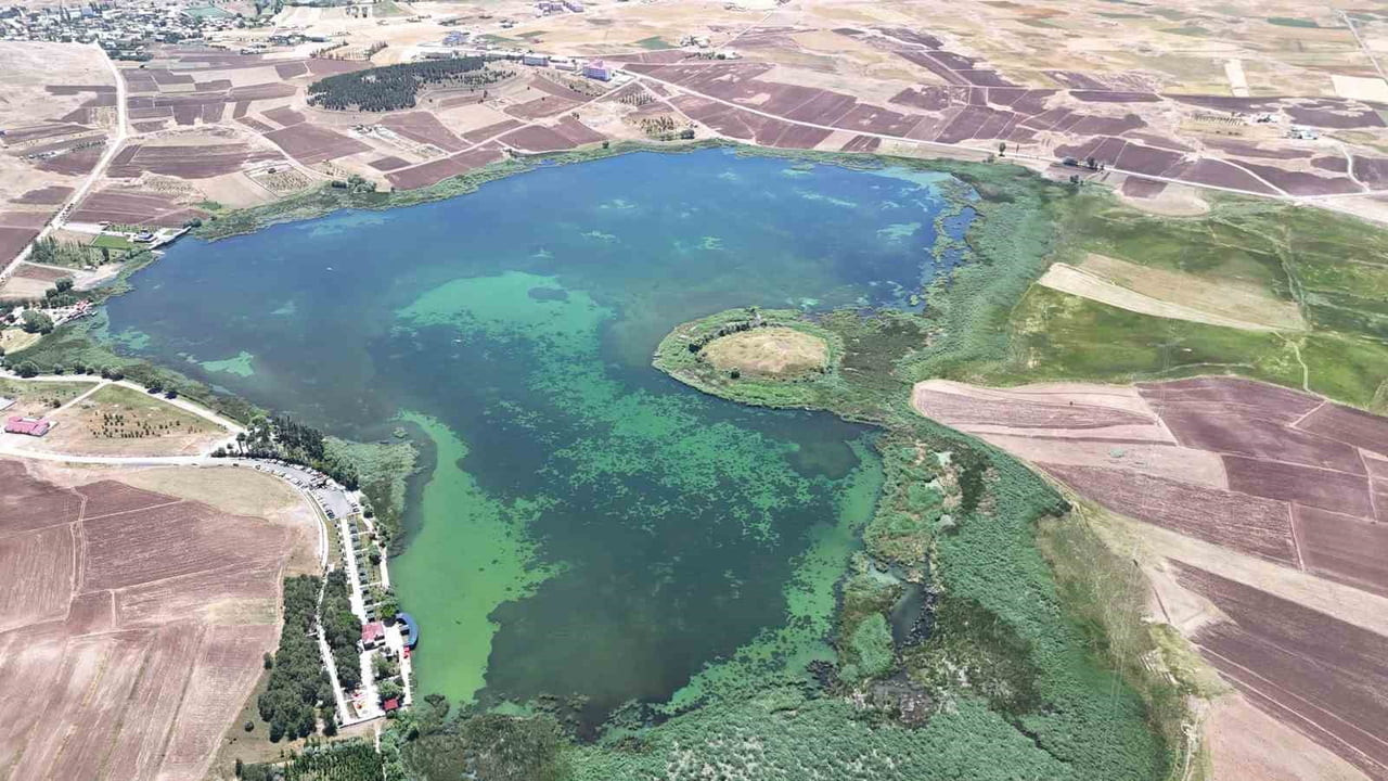 YAĞIŞLARIN ARDINDAN YENİDEN CANLANANA GÖL, DRON İLE HAVADAN GÖRÜNTÜLENDİ.