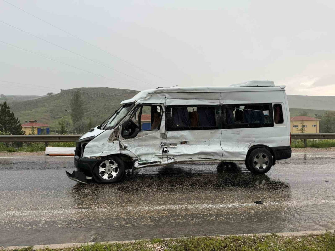 YAĞIŞLI HAVANIN ETKİLİ OLDUĞU ÖĞLE SAATLERİNDE POLATLI-HAYMANA YOLUNDA MEYDANA GELEN TRAFİK...