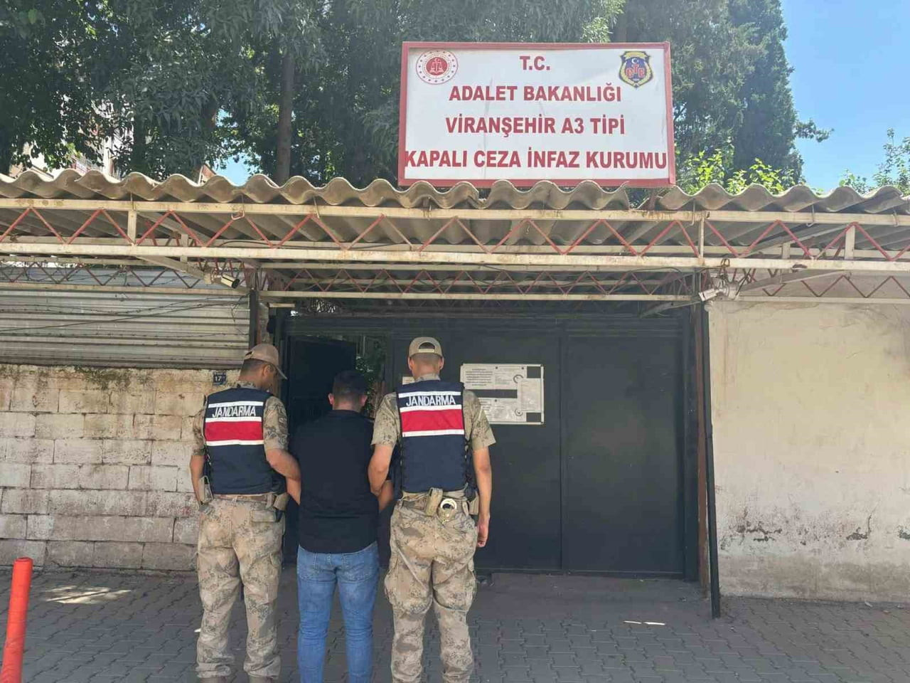 YAĞMA SUÇUNDAN ARANAN ŞAHIS YAKALANDI