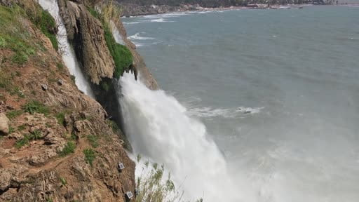 Yağmur sonrası dünyaca ünlü şelalenin denizin rengi kahverengiye büründü