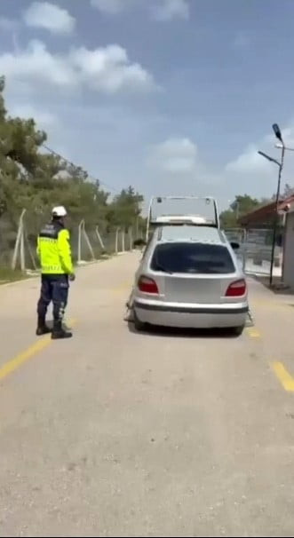 YAKALANAN SÜRÜCÜYE TRAFİK GÜVENLİĞİNİ TEHLİKEYE DÜŞÜRMEKTEN DOLAYI GEREKLİ CEZAİ İŞLEMLER...