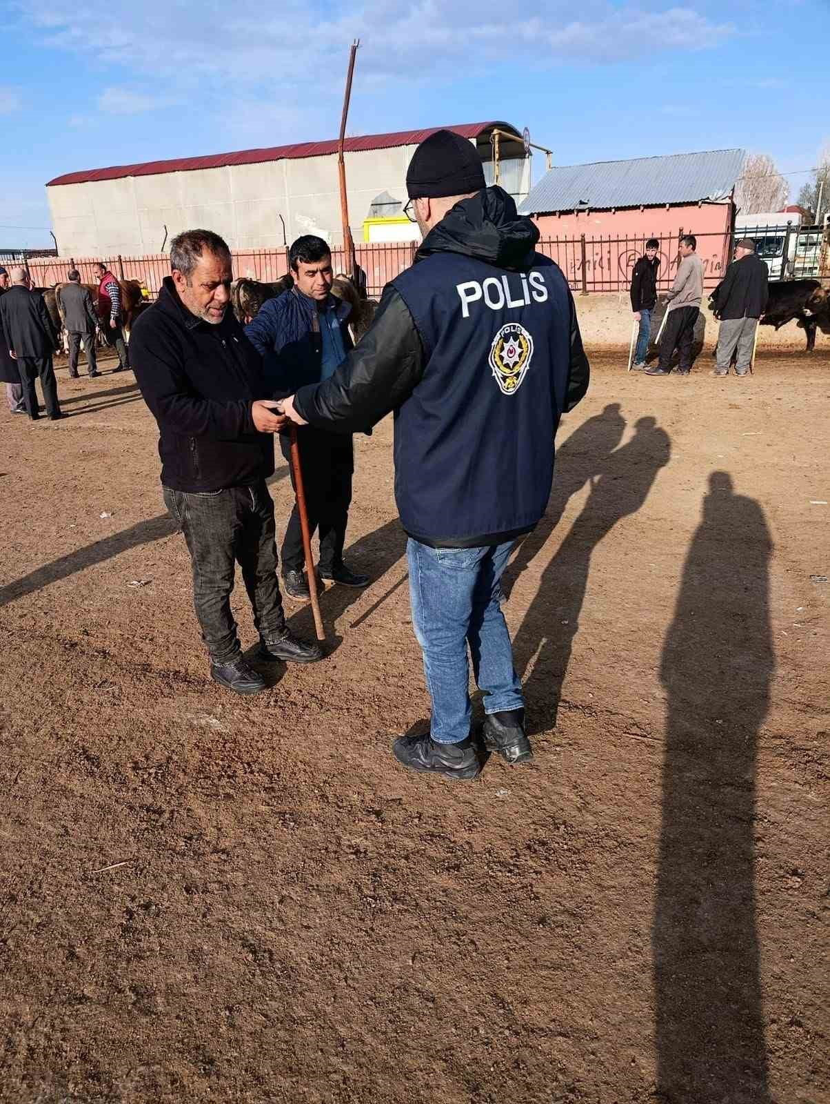 YAKLAŞAN KURBAN BAYRAMI ÖNCESİNDE AĞRI’DA VATANDAŞLARIN HUZUR VE GÜVENLİĞİ İÇİN SAHAYA İNEN POLİS...