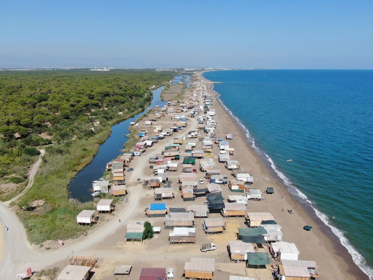 YAKLAŞIK 60 YILDIR KULLANILAN VE ARALARINDA KONTEYNER TİPİ YAPILARIN BULUNDUĞU 600 ÇARDAK, 2024...