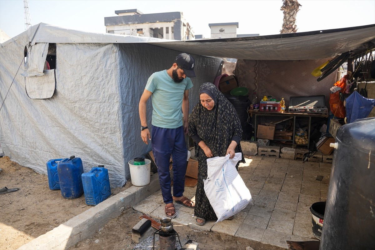 Yaklaşık iki yıl İsrail hapishanelerinde tutulan ve yakın zamanda esir takası kapsamında serbest...